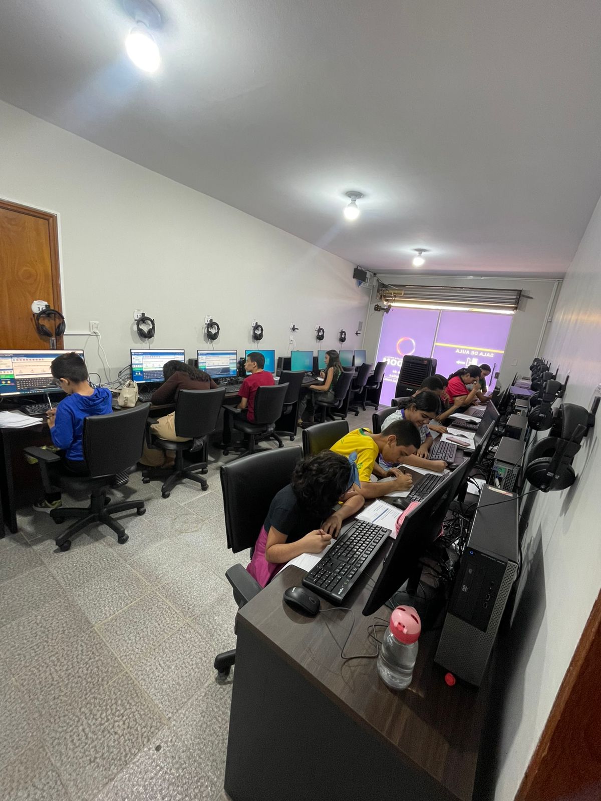 Turma em aula no laboratório do Instituto Digitall Wisdom, em Goianápolis — cada aluno em seu computador